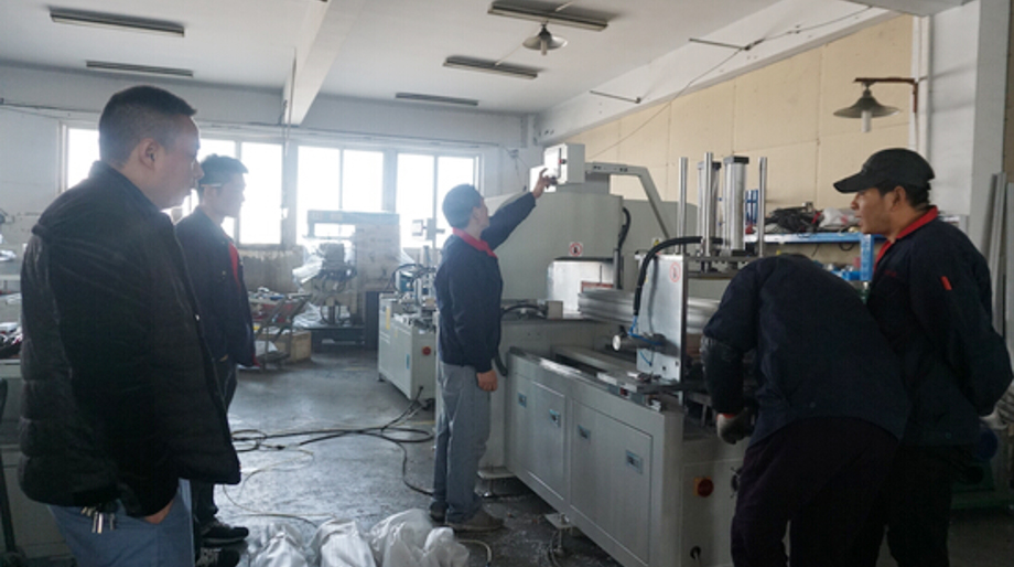 陽光明媚！客戶來鄧氏現場考察大型數控切鋁機